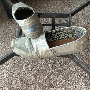 TOMS Women's Silver Glitter Classic Shoes